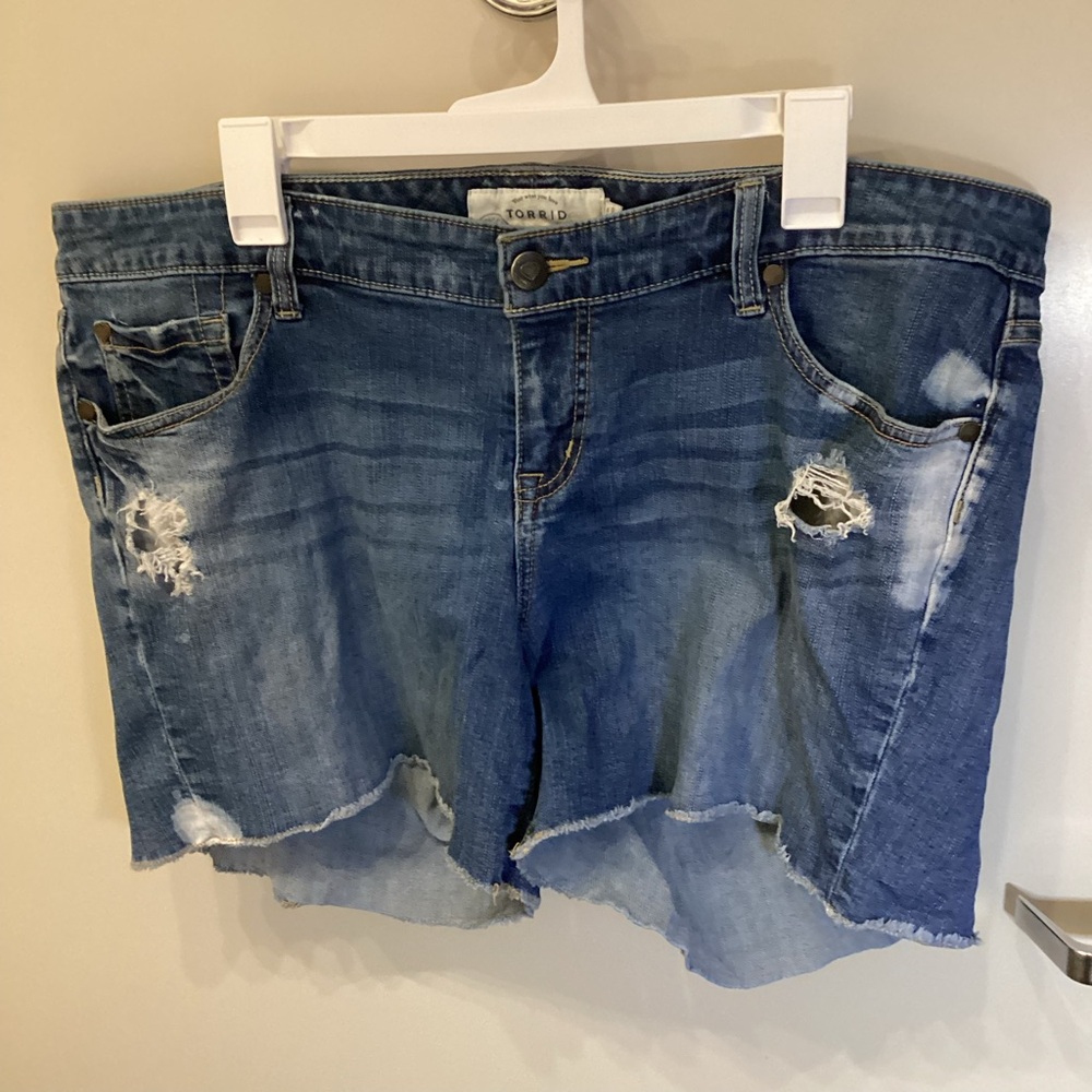 Torrid distressed denim jean shorts Women’s Size 18 fray hem raw 5” inseam